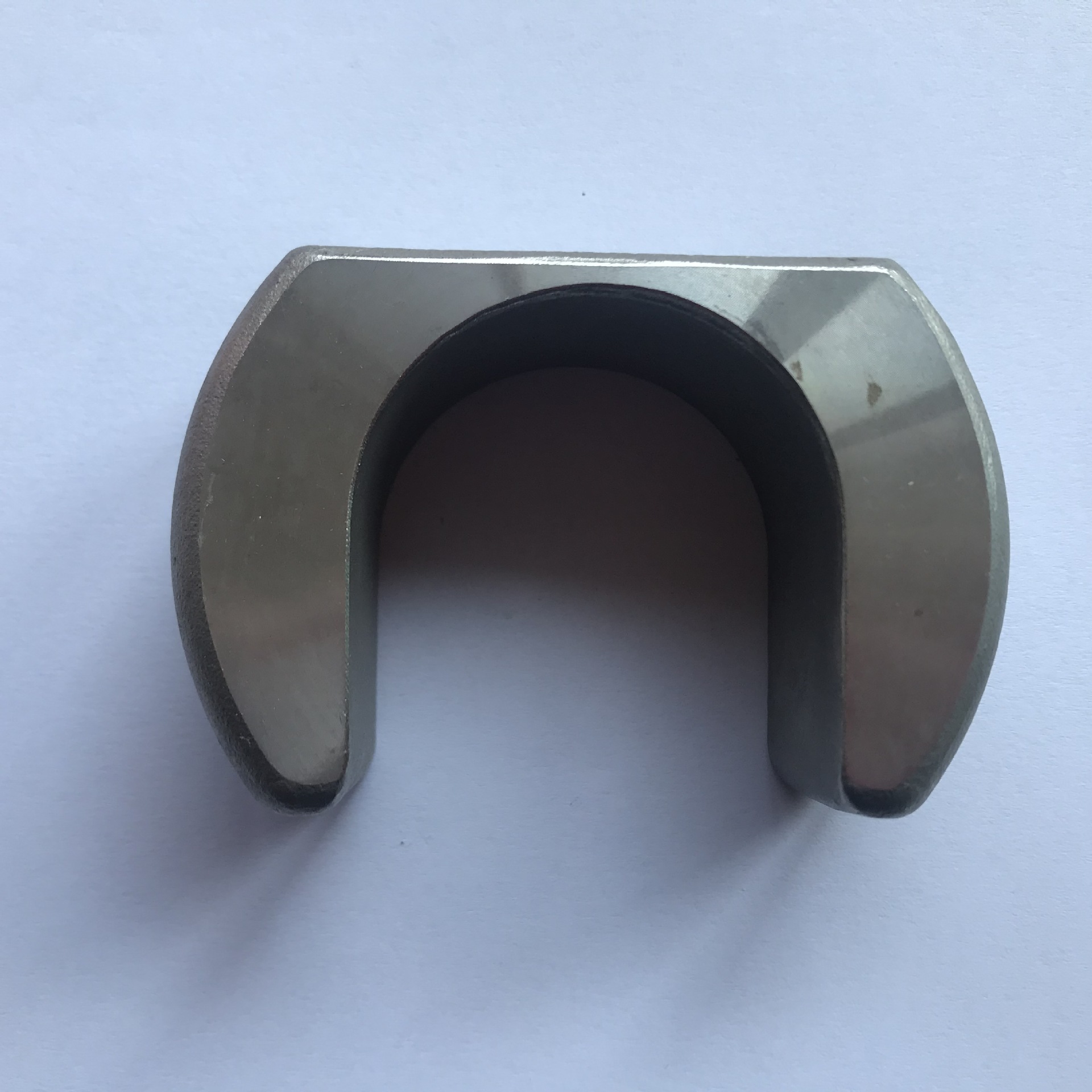 Що є причиною розшарування оболонки з піску водного скла під час процесу формування?