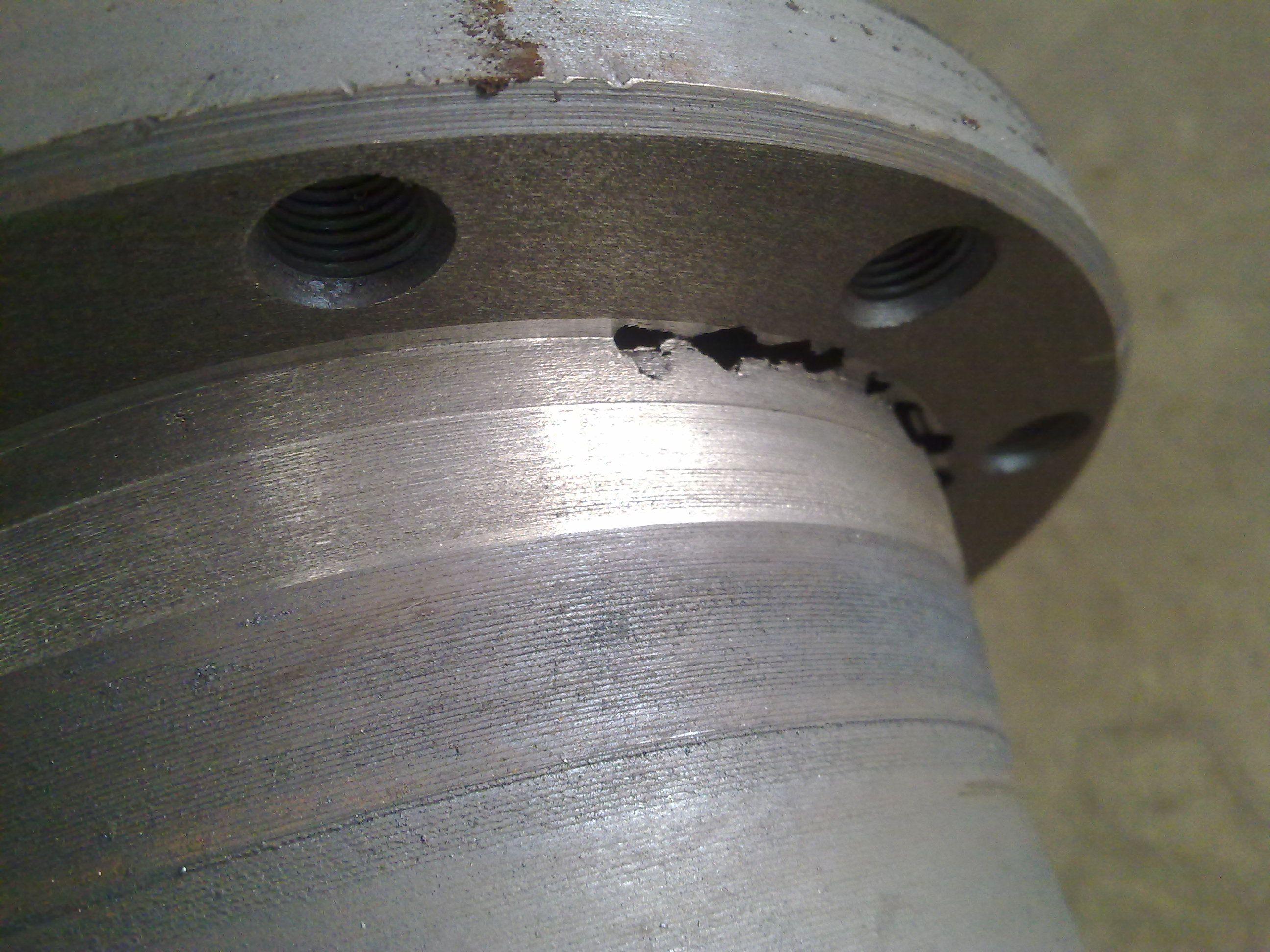 Які причини появи тріщин у литій сталі?