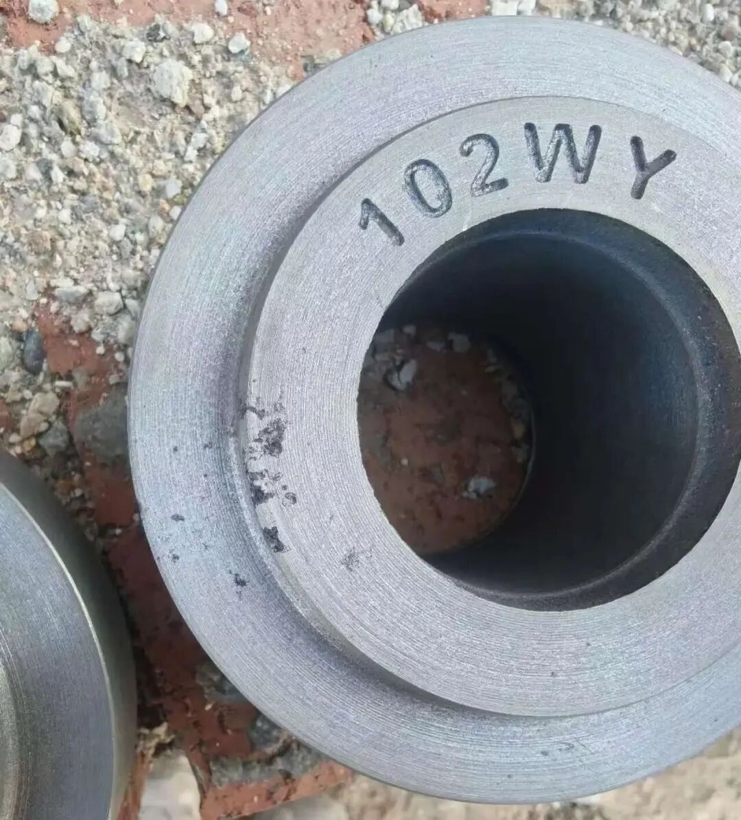 Які характеристики дефектів промивання піску при виробництві деталей із сірого чавуну з використанням зеленого піску? Чим відрізняються шлакові дефекти очей?