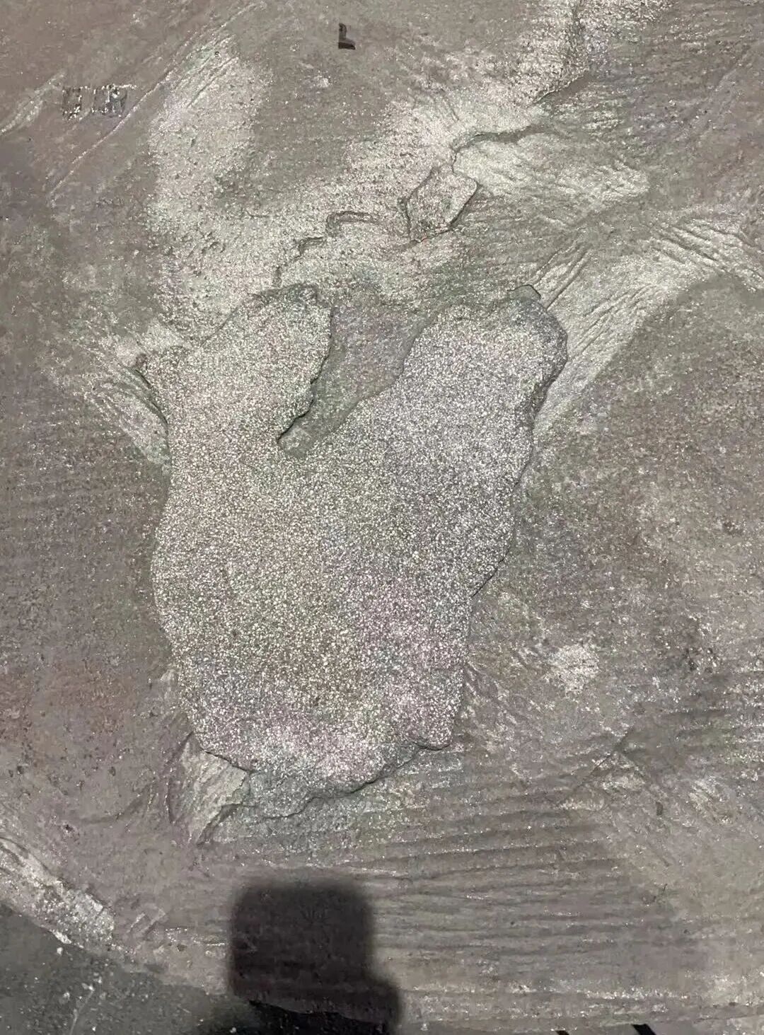 Як можна усунути такі дефекти, як піщані вугри на верхній поверхні деталей із сірого чавуну, виготовлених методом лиття з піску?